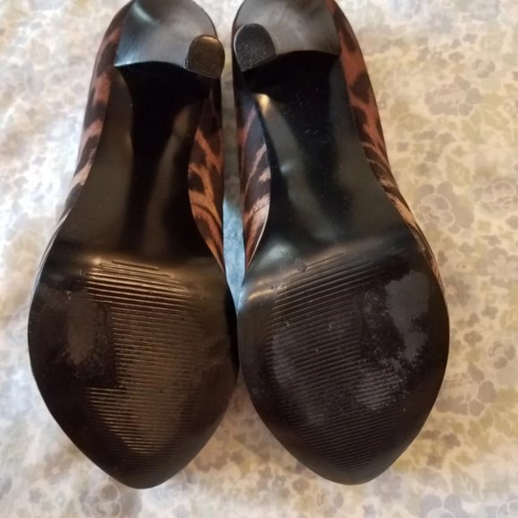 Privilege by Carlos Santana fabric brown leopard pumps - Picture 6 of 6